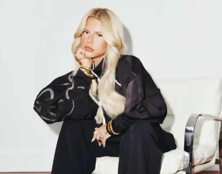 British Pop-Sensation Skye Newman Wears Selenee